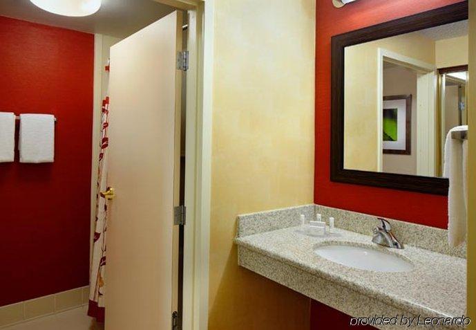 Отель Courtyard By Marriott Cleveland Уиллоуби Номер фото
