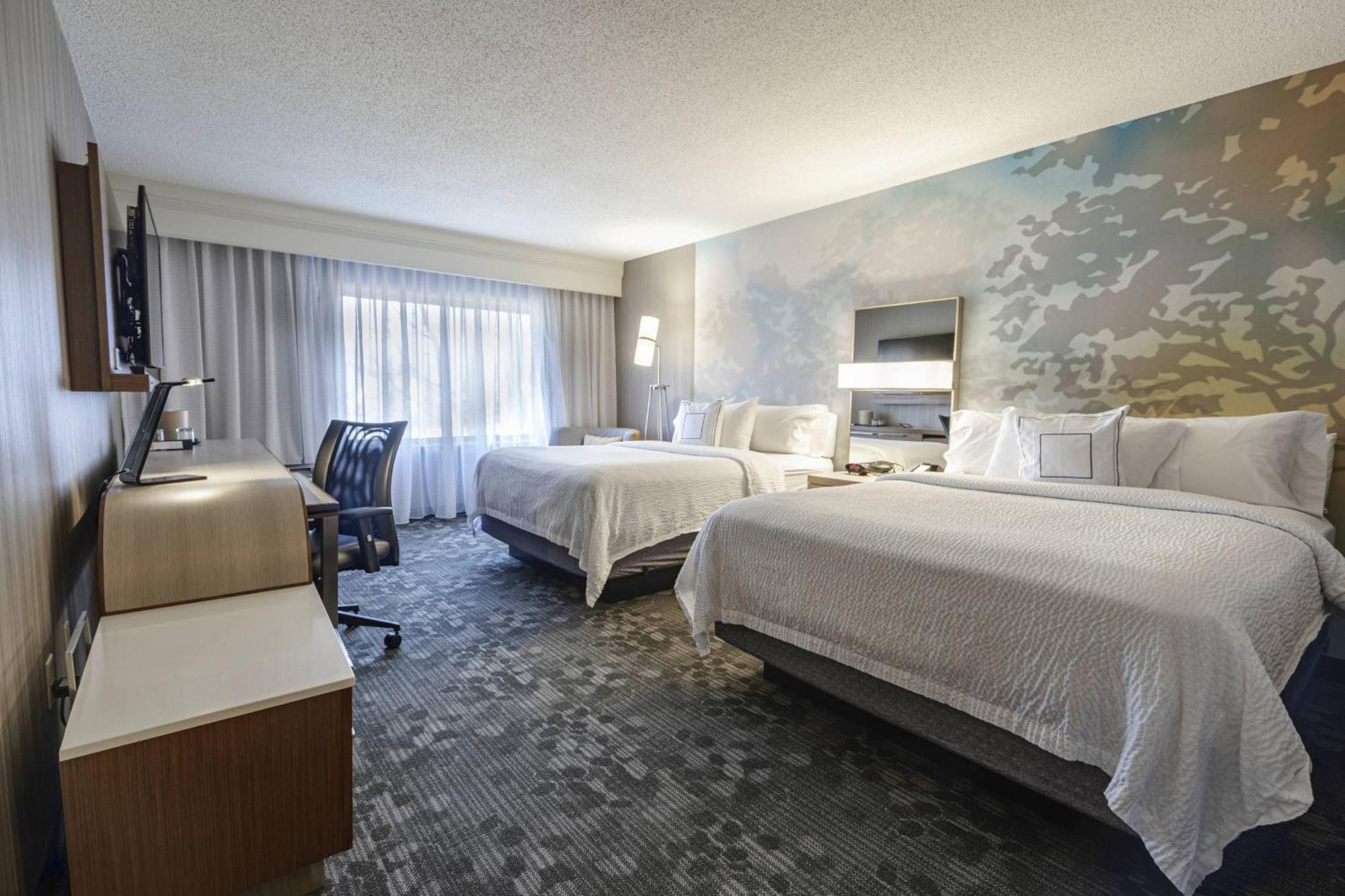 Отель Courtyard By Marriott Cleveland Уиллоуби Экстерьер фото