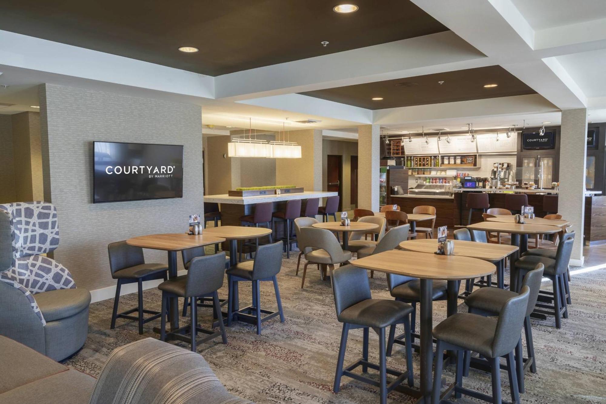 Отель Courtyard By Marriott Cleveland Уиллоуби Экстерьер фото