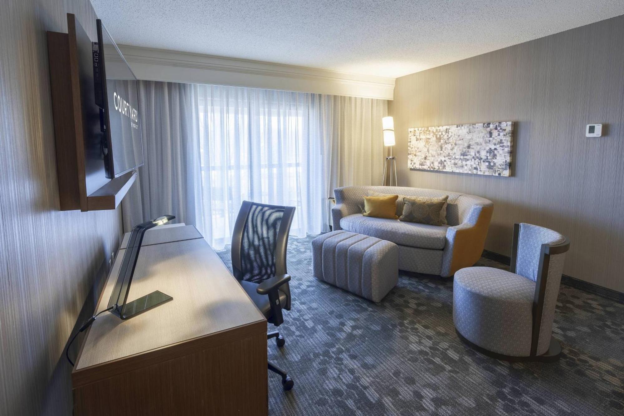 Отель Courtyard By Marriott Cleveland Уиллоуби Экстерьер фото