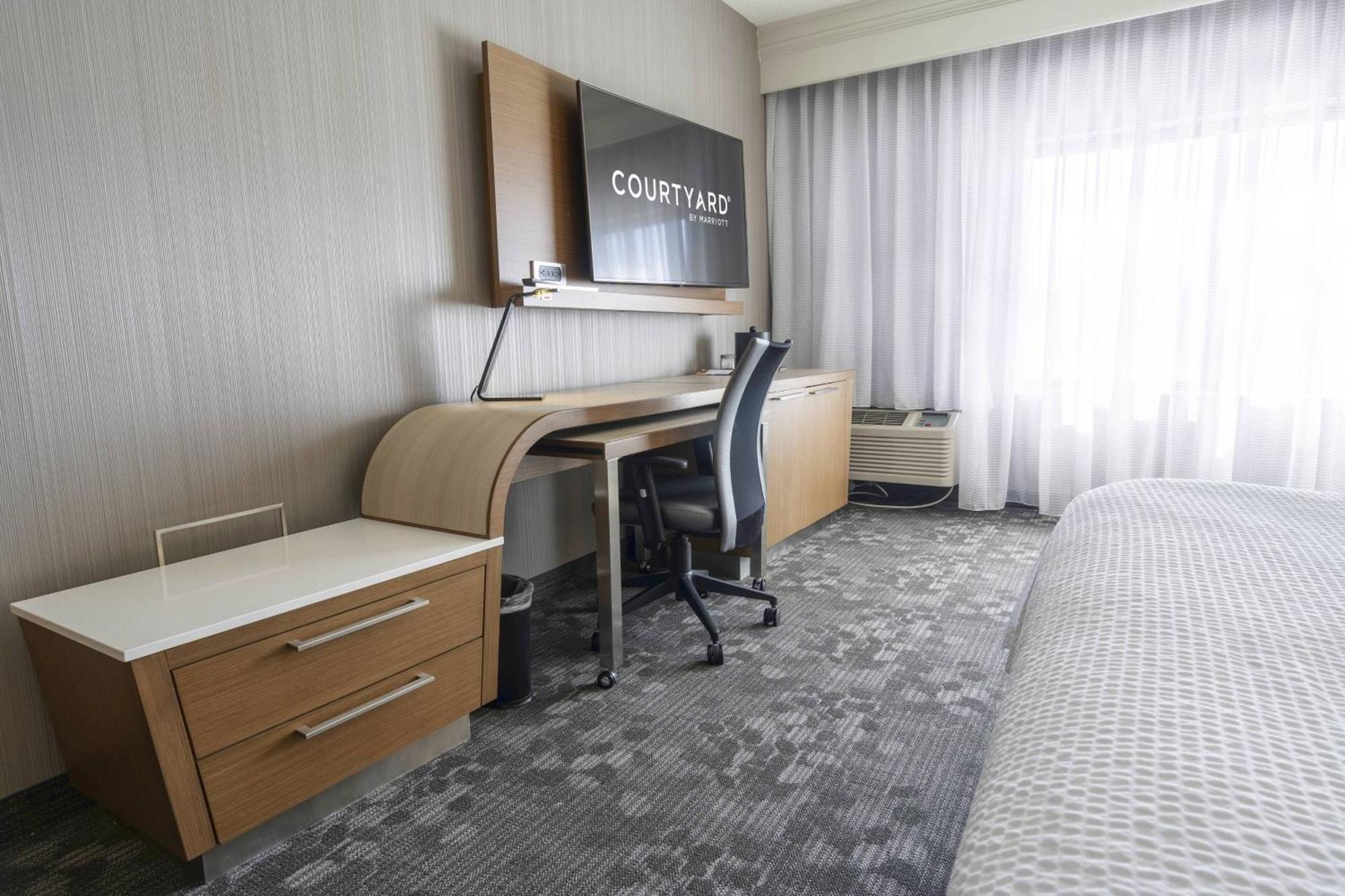 Отель Courtyard By Marriott Cleveland Уиллоуби Экстерьер фото