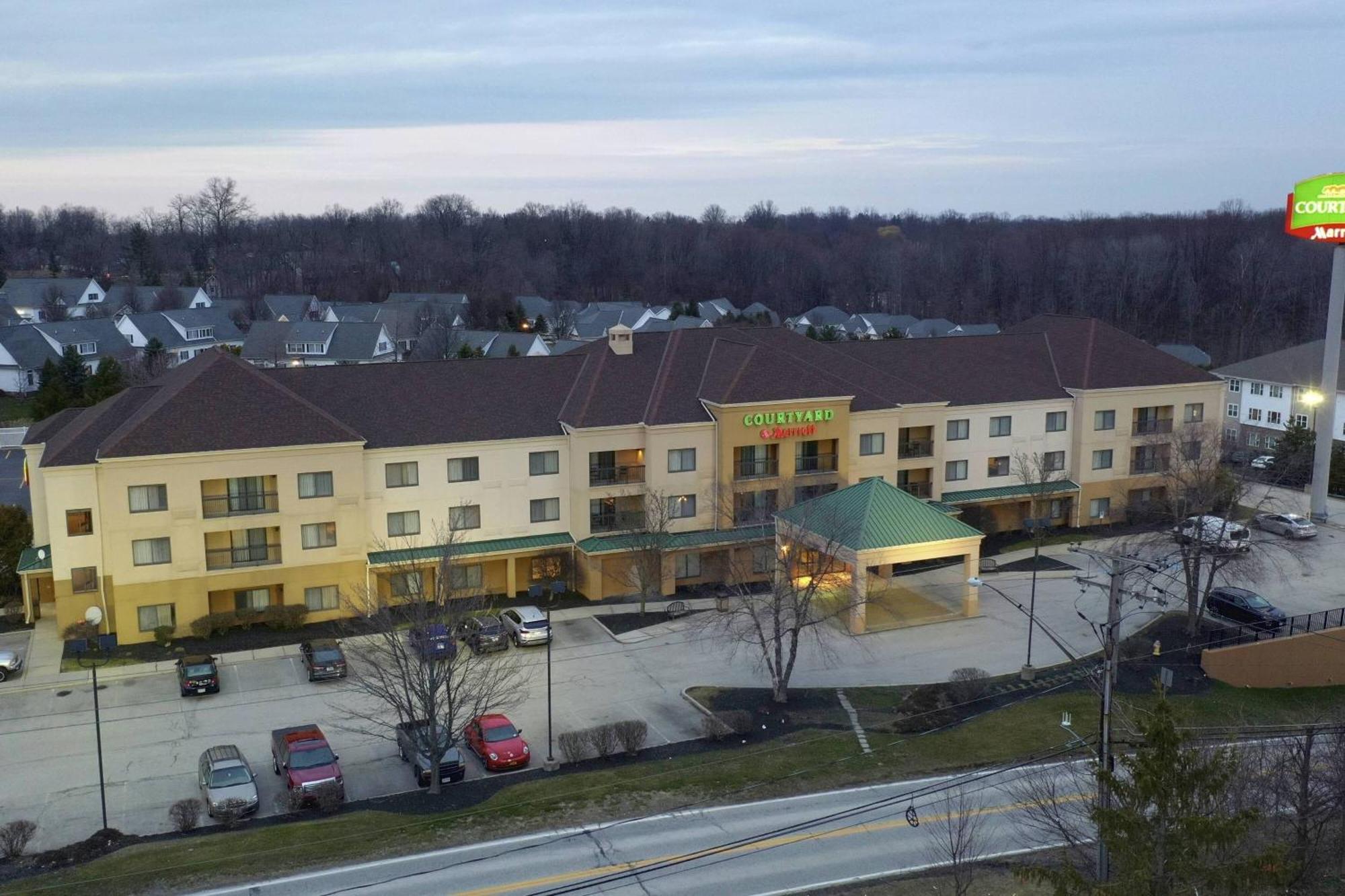 Отель Courtyard By Marriott Cleveland Уиллоуби Экстерьер фото