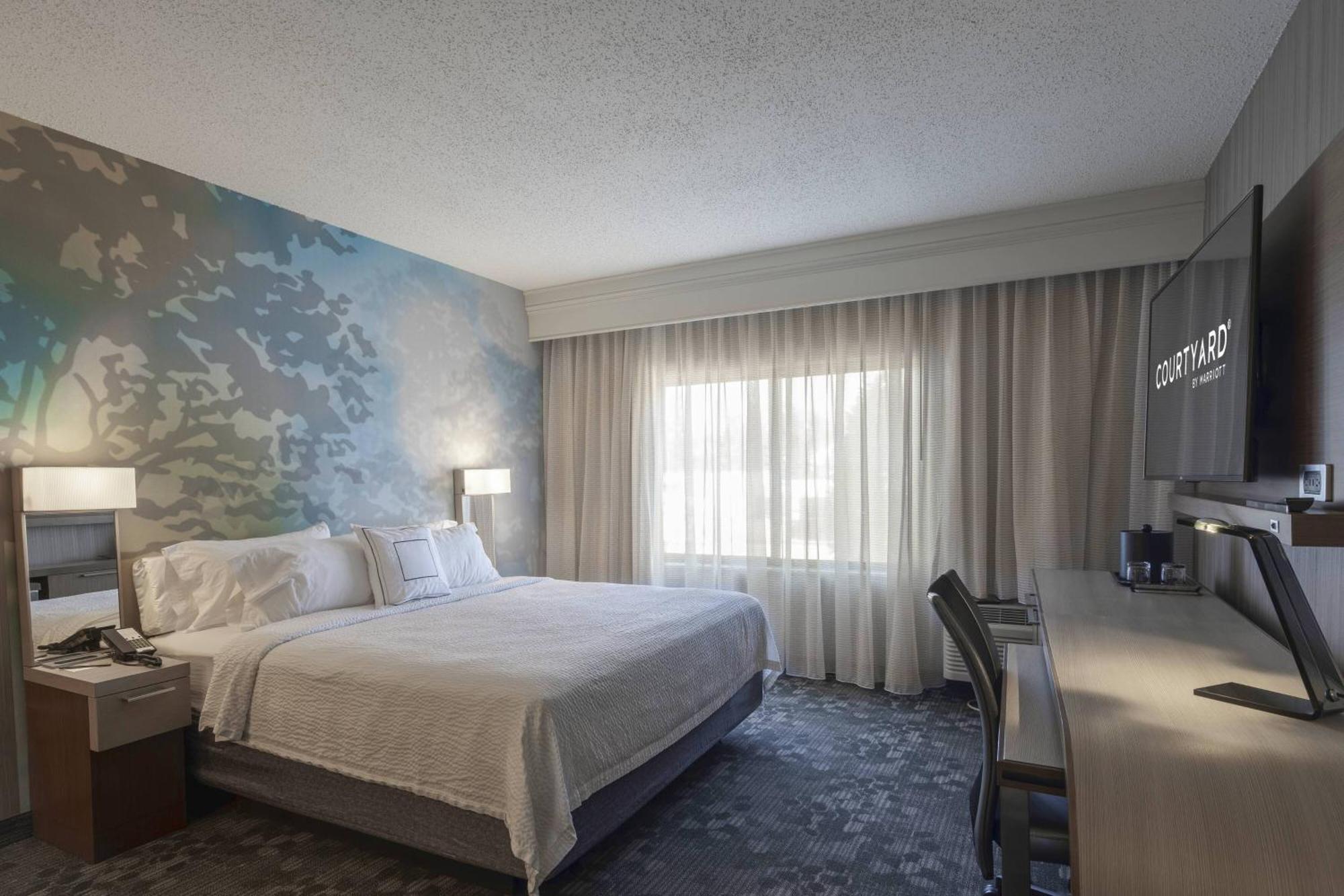 Отель Courtyard By Marriott Cleveland Уиллоуби Экстерьер фото