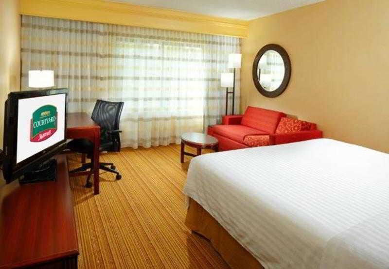 Отель Courtyard By Marriott Cleveland Уиллоуби Номер фото
