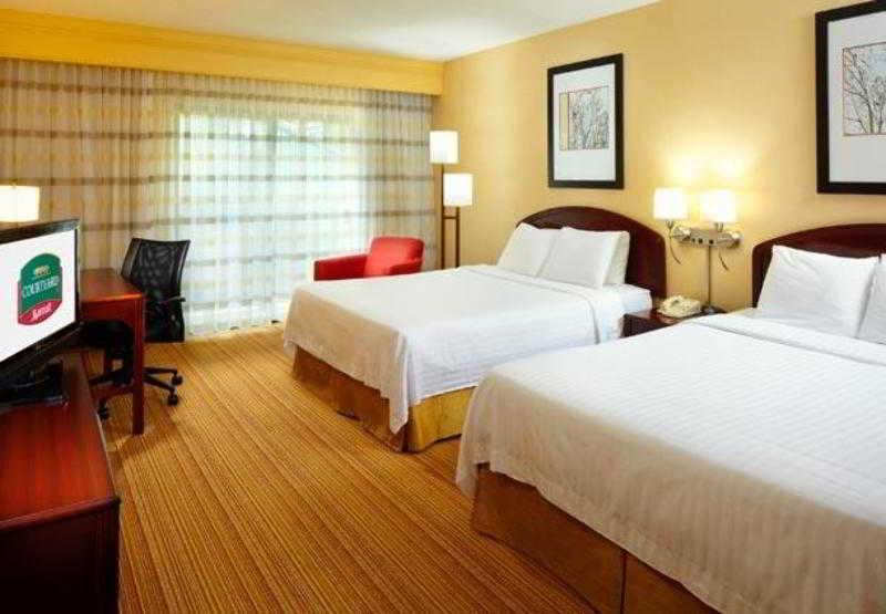 Отель Courtyard By Marriott Cleveland Уиллоуби Номер фото