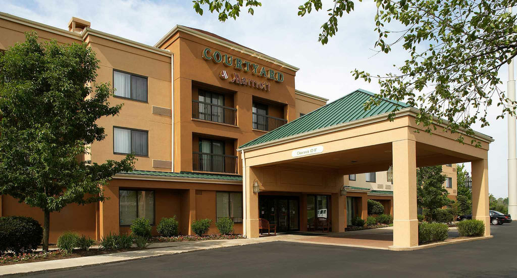 Отель Courtyard By Marriott Cleveland Уиллоуби Экстерьер фото